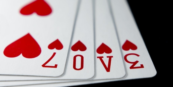 Russia: si gioca la moglie in una mano di poker e perde, lei chiede il divorzio e sposa il vincitore