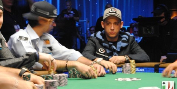 Pippo fa a braccio di ferro col Grinder…e lo costringe alla Bibbia