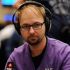 Daniel Negreanu in tilt, spacca le cuffie sul tavolo