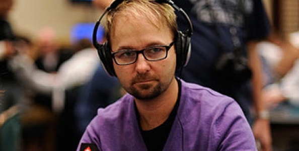 Daniel Negreanu in tilt, spacca le cuffie sul tavolo