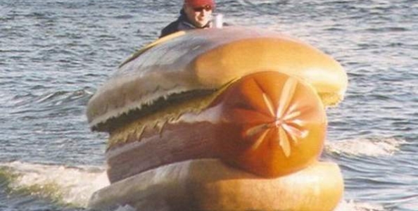 Hai mai visto Phill Hellmuth guidare un … hot dog?
