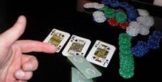 Il fold nel poker: quando, come e perché