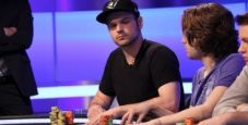Griffin Benger riceve i “complimenti” di Phil Hellmuth