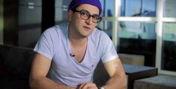 Esfandiari torna “Magician”: illusionista per le strade di Las Vegas nella web serie “Magic Strip”