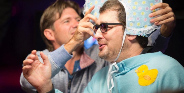 ‘The Poker Brat’ diventa ‘The Poker Baby’: Hellmuth torna bambino per una notte!