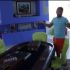 Daniel Negreanu ci mostra la sua villa a Las Vegas: spuntano un chihuahua e… una bionda