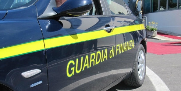 Guardia di Finanza irrompe ai tavoli cash di un circolo di Montecatini, dieci denunciati tra cui un pro online