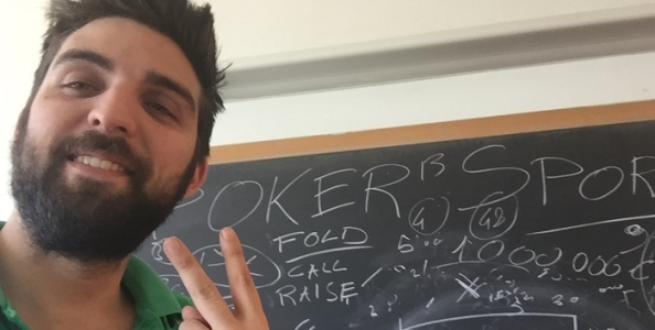 Lezioni di poker al liceo scientifico: il nostro Davide improvvisato prof durante l’autogestione!