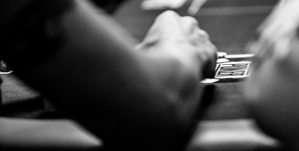 Action borderline al Main WSOP: mostra flush senza dire nulla, tre floorman sentenziano “E’ sempre fold!”