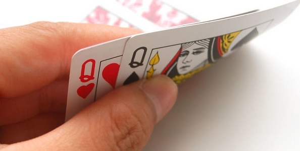 Punti di vista MTT – Q-Q dopo due limp, un raise e un call: sei poker pro spiegano come comportarsi