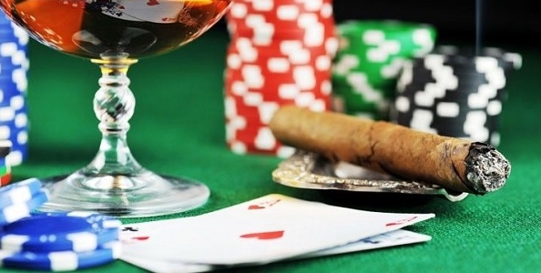 Ricordatevi i consigli di Mike Caro: “I fumatori danno più informazioni al tavolo da poker”