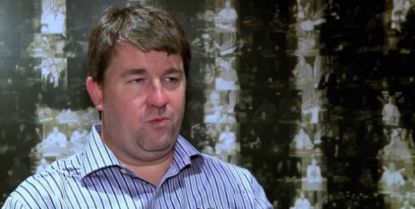 Chris Moneymaker sul ring contro un lottatore professionista al grido di Raise It, ecco il video