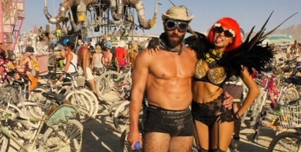 È tornato il Burning Man! Nel deserto fanno festa anche Esfandiari, Bilzerian e Liv Boeree
