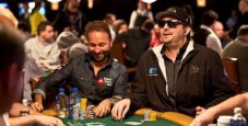Chi farà meglio tra Hellmuth e Negreanu in queste WSOP? Gli scommettitori si scatenano