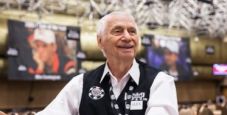 Alex, il dealer 77enne che lavora da oltre 40 anni alle WSOP: “Ogni estate penso di smettere, ma…”