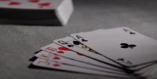 Il pericolo di sottostimare gli avversari al tavolo da poker