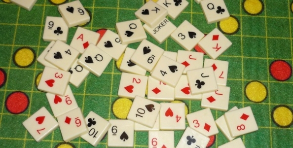 Vi presentiamo Poker Tiles Game, il gioco che unisce il poker allo scarabeo
