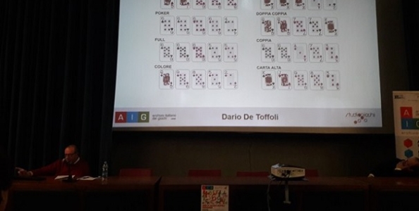 De Toffoli porta il poker a scuola: “Non è un gioco d’azzardo e vi dimostro il perché”