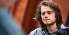 Anche i Pro sbagliano! Charlie Carrel legge male il board e compromette l’High Roller EPT