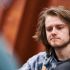 Anche i Pro sbagliano! Charlie Carrel legge male il board e compromette l’High Roller EPT