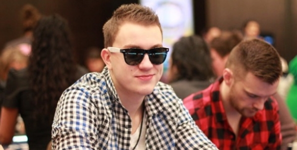 Chi è Roman Romanovsky, il nuovo numero uno mondiale dei tornei di poker online
