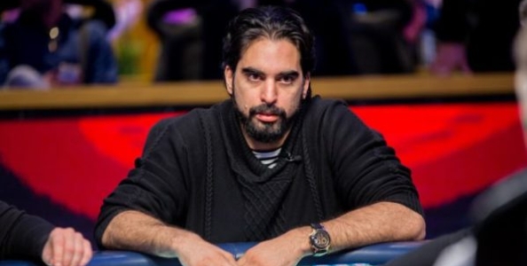 Alexandros Kolonias e due mani particolari verso il bracciale WSOPE 2019