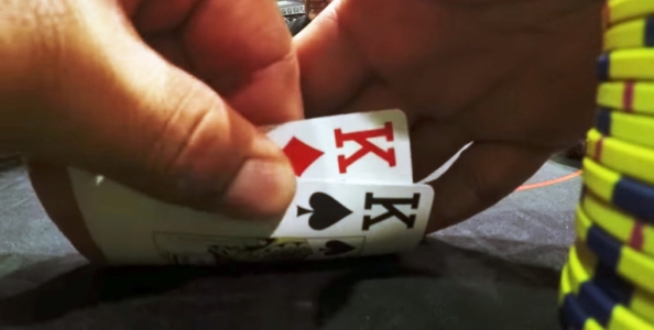 Ci vuole coraggio a foldare preflop coppia di Re ma qualche volta è la cosa da fare