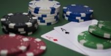 Basta mezz’ora al giorno per imparare a giocare a poker? Secondo Ashley Adams, sì!