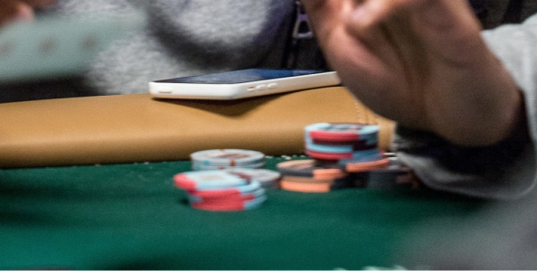 Giocare postflop da short-stack: Adams contro Leow 5 left