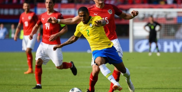 Douglas Costa secondo al torneo Stars Call For Action, il bubble-man è Bryan Cranston di Breaking Bad!