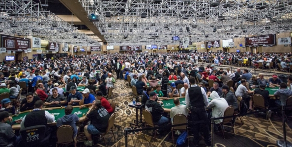 Giocare i tornei di poker con migliaia di iscritti: tre consigli di Chris Moorman