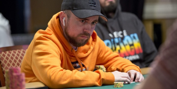 L’analisi di Patrick Leonard: coppia di nove in un piatto a tre su board 8-high nella fase iniziale di un torneo