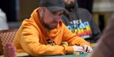 L’analisi di Patrick Leonard: coppia di nove in un piatto a tre su board 8-high nella fase iniziale di un torneo