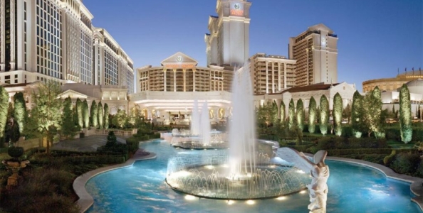 Un croupier del Caesars Palace di Las Vegas va in pensione dopo 55 anni ai tavoli!
