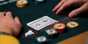 Analisi mano Cash Game 5$/5$: uno spot rognoso con gli assi