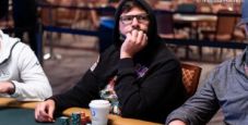 Main Event WSOP: Musta tra i chipleader nel Day 2! Tanti gli italiani in gara, con Hellmuth in versione Gandalf
