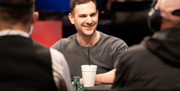 Super bluff di Sean Ragozzini 20 left al Main Event WSOP, Oliver folda coppia di di assi!