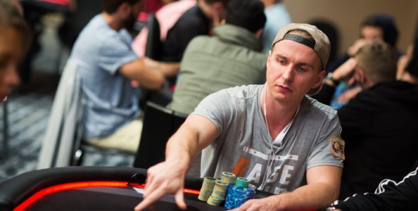 La strana mossa di ‘bencb789’: raise/folda 2,7bb 4 left per restare con meno di un’ante!