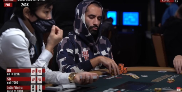 Come ha pensato Joao Vieira con AJs sul push pre 45x di Adrian Mateos al 10k 6max WSOP