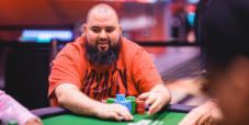 Azioni “alate” al 3k 6-Max WSOP, con 6-3s Hunichen chiama il push preflop ed elimina Foxen!