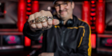 I 17 braccialetti e le parole di Phil Hellmuth: “Mai lamentarsi della sfortuna, c’è una ragione per tutto”