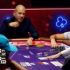 Convinto di essere drawing dead getta le sue carte nel muck: che svista per Rob Yong alla partita Hustler Casinò Live!