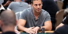 Disastroso check-raise bluff di Brown contro Adelstein. Robl completa l’opera