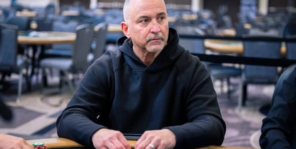 Parte il Main Event WSOP: riprende le carte dal muck, gioca il colpo, e lo eliminano