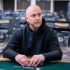 Parte il Main Event WSOP: riprende le carte dal muck, gioca il colpo, e lo eliminano