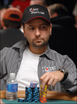 Negreanu “rocker” tra le pareti di casa!