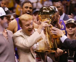 Jerry Buss si reinventa Poker Player a 75 anni
