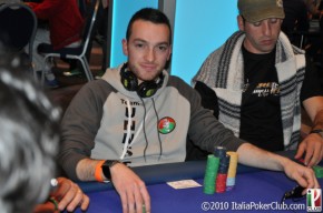 BET PRO LIVE POKER DAY1B: Simone Folini è il chipleader assoluto.