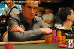 Wsop, il poker da torneo visto da Isaia: “Partita a scacchi, ma tirando i dadi”