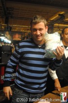 Filippo Candio imbusta le chips al main event wsop 2010